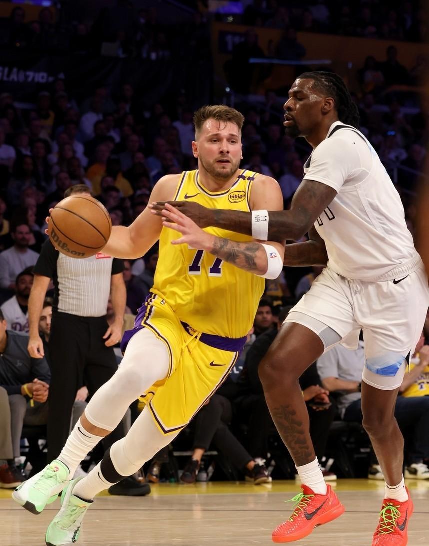 东契奇绝杀时刻，威少点燃赛场，冲击季后赛迎来胜利！